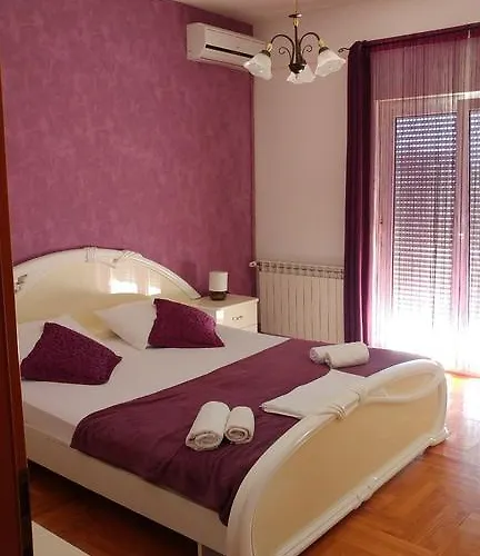 阿德里安娜公寓 *